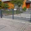 "Jantar gewölbt" PREMIUM Doppelflügeltor 2m - 6m manuell / elektrisch auf Maß Doppeltor Flügeltor Hoftor Einfahrtstor vertikal klassisch schlicht hochwertig Metall Stahl feuerverzinkt pulverbeschichtet Schmuckzaun Zierzaun Zierspitzen günstig - Image 8
