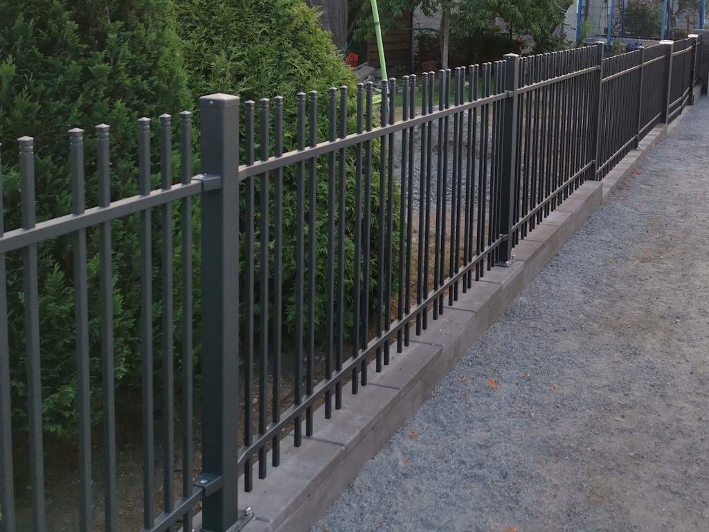 "Onyx gewölbt" PREMIUM Gartentor / Pforte inkl. Pfosten vertikale Profile Gartenpforte Zauntür Schmucktor Hoftor Metalltor Flügeltor Stabfüllung Zierspitzen Rundbogen auf Maß klassisch schlicht günstig hochwertig langlebig feuerverzinkt pulverbeschichtet - Image 17